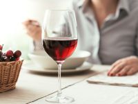 Κόκκινο κρασί: Σε ποια ποσότητα ενισχύει τη γυναικεία γονιμότητα