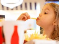 Μπορεί η κατανάλωση fast-food να επηρεάσει τις σχολικές επιδόσεις;