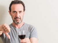 Γιατί πρέπει να «κόψεις» το αλκοόλ μετά τα 65;