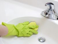 Φτιάξτε τα δικά σας καθαριστικά για το μπάνιο από φυσικά υλικά (vid)