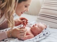 Πώς να βοηθήσετε το παιδί σας να πει τις πρώτες του φράσεις (vid)