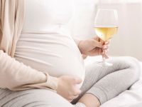 Αλκοόλ & εγκυμοσύνη: Πότε & πόσο αυξάνει ο κίνδυνος αποβολής