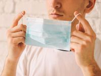 Μάσκα: Οι επιστήμονες καταρρίπτουν τις ψευδείς πληροφορίες