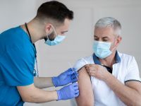 Κορονοϊός: Υποχρεωτικός εμβολιασμός για τους άνω των 60 ή πρόστιμο 100 ευρώ τον μήνα