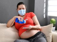 Γιατί οι έγκυες πρέπει να αποφεύγουν τα απολυμαντικά