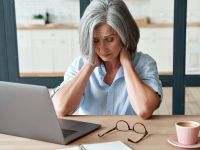 Μικρά διαλείμματα από την καθιστική εργασία: Τα οφέλη για το σάκχαρο και την πίεση