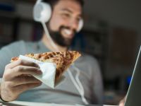 Τι ώρα πρέπει να σταματάτε να τρώτε, σύμφωνα με τους καρδιολόγους