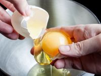 Ασπράδια έναντι ολόκληρων αυγών: Τι επιλέγουν οι καρδιολόγοι