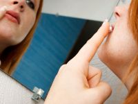 Γιατί εμφανίζονται σπυράκια ακμής γύρω από το στόμα και πώς να τα σταματήσετε
