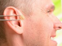 Ear seeding: Όλα όσα πρέπει να ξέρετε για την αρχαία ωτοθεραπευτική μέθοδο