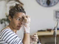 Πώς να αφαιρέσετε τη βαφή μαλλιών από το δέρμα γρήγορα και με ασφάλεια