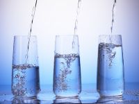 Πόσα ποτήρια νερό την ημέρα πρέπει να πίνετε για να διατηρείτε το ουρικό οξύ υπό έλεγχο;