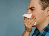 Κρυολόγημα: Είναι κακό να καταπίνετε τα φλέματα από βήχα και μπούκωμα;