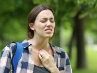 Έχετε υπερβολική βλέννα στον λαιμό; Γιατί συμβαίνει – Τι να κάνετε