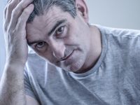 Οι γκρίζες τρίχες συνδέονται με τον καρκίνο – Τι έδειξε ιαπωνική έρευνα