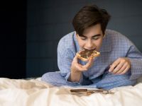 Γιατί ξυπνάτε πεινασμένοι; Συμβουλές για την μείωση της νυχτερινής πείνας