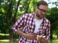 Ναυτία μετά το φαγητό: Συνήθεις αιτίες και πώς να την σταματήσετε