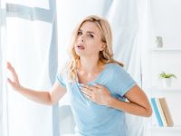 Ξαφνικός, οξύς πόνος στο στήθος: Οι 7 συνήθεις αιτίες - Πότε να ζητήσετε βοήθεια