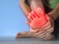 Αίσθημα καύσου στα πόδια: Όλες οι πιθανές αιτίες και τι σημαίνουν για την υγεία σας