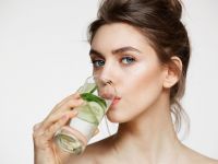 Πώς το νερό με αγγούρι ενισχύει την υγεία δέρματος, οστών και εντέρου