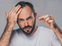Ξαφνική απώλεια μαλλιών: 14 αιτίες και πώς αντιμετωπίζονται