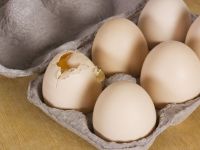 Είναι ασφαλές να φάτε ένα ραγισμένο αυγό στην καρτέλα;