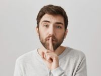 Ανδρική κατάθλιψη: Συμπτώματα και κρυμμένα σημάδια που οι άνδρες συχνά αγνοούν