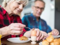 Τι να τρώτε και να αποφεύγετε για πιο δυνατά οστά, σύμφωνα με τους ειδικούς