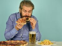 Γιατί τα μεγάλα γεύματα μπορούν να προκαλέσουν καρδιακές προσβολές