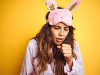 Ξηρός βήχας: 8 λόγοι που επιδεινώνεται τη νύχτα και 8 λύσεις γι’ αυτό