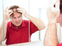 Κάνει καλό η βιοτίνη στα μαλλιά; Τι απαντούν έρευνες και ειδικοί