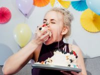 Φάγατε πολλή ζάχαρη χθες βράδυ; Τι προτείνουν οι διαιτολόγοι να κάνετε σήμερα