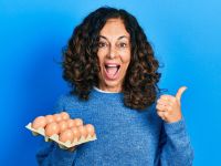 Με ποιες τροφές πέφτει το επίμονο λίπος που κάθεται στην κοιλιά μετά την εμμηνόπαυση