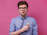 Ξαφνικό φτερούγισμα στην καρδιά: Γιατί συμβαίνει — Πότε σηματοδοτεί κίνδυνο