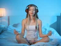 Τι να κάνετε πριν τον ύπνο για να ξυπνάτε πιο ευτυχισμένοι το πρωί, σύμφωνα με ειδικούς