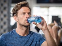 Οι κρυφοί κίνδυνοι από το εμφιαλωμένο νερό: Τι προειδοποιούν επιστήμη και ειδικοί δημόσιας Υγείας