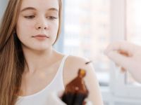 Λειτουργεί όντως η εφαρμογή ιωδίου στα σπυράκια; Τι λένε οι δερματολόγοι