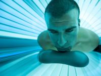 Καταδικαστική νέα έρευνα για τα σολάριουμ: Τριπλασιάζουν τον κίνδυνο μελανώματος