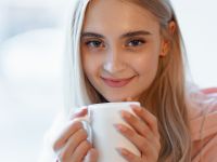 Βάζετε γάλα στον καφέ; Τι αλλάζει στις αντιφλεγμονώδεις του ιδιότητες