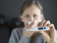 Τι είναι η “σούπερ-γρίπη” του φετινού χειμώνα: Πώς ξεχωρίζει από κρυολόγημα και COVID-19