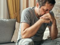 Τα 6 καταθλιπτικά συμπτώματα μέσης ηλικίας που συνδέονται με την άνοια πολύ αργότερα