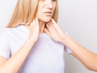 Συμπτώματα βρογχοκήλης: Προειδοποιητικά σημάδια στον θυρεοειδή που δεν πρέπει να χάσετε