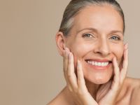 Ώριμο δέρμα: Πώς η ενυδάτωση και το γλυκολικό οξύ επαναφέρουν τη φρεσκάδα του