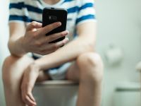 Πηγαίνετε τουαλέτα μόνο στο σπίτι; Γαστρεντερολόγος εξηγεί το γερμανικό “heimscheisser”