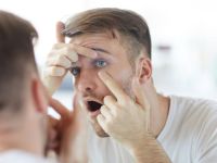 Γιατί ξυπνάτε με κατακόκκινα μάτια; Πότε είναι αιτία ανησυχίας