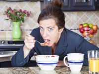 Η καλύτερη ώρα να φάτε πρωινό αν έχετε χοληστερίνη, σύμφωνα με τους διαιτολόγους