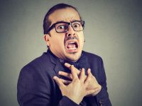 Πόνος στο στήθος από άγχος: Πώς οι κρίσεις πανικού και το στρες μιμούνται το έμφραγμα