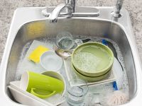 Γιατί δεν πρέπει να μουλιάζετε πιάτα και κουζινικά στον νεροχύτη όλη τη νύχτα