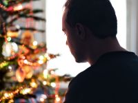 Γιατί το άγχος και η μοναξιά αυξάνονται τα Χριστούγεννα — Τι βοηθάει πραγματικά