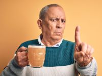 Νευρολόγος: “Συνιστώ στους ασθενείς μου να κόψουν το αλκοόλ μετά τα 65”